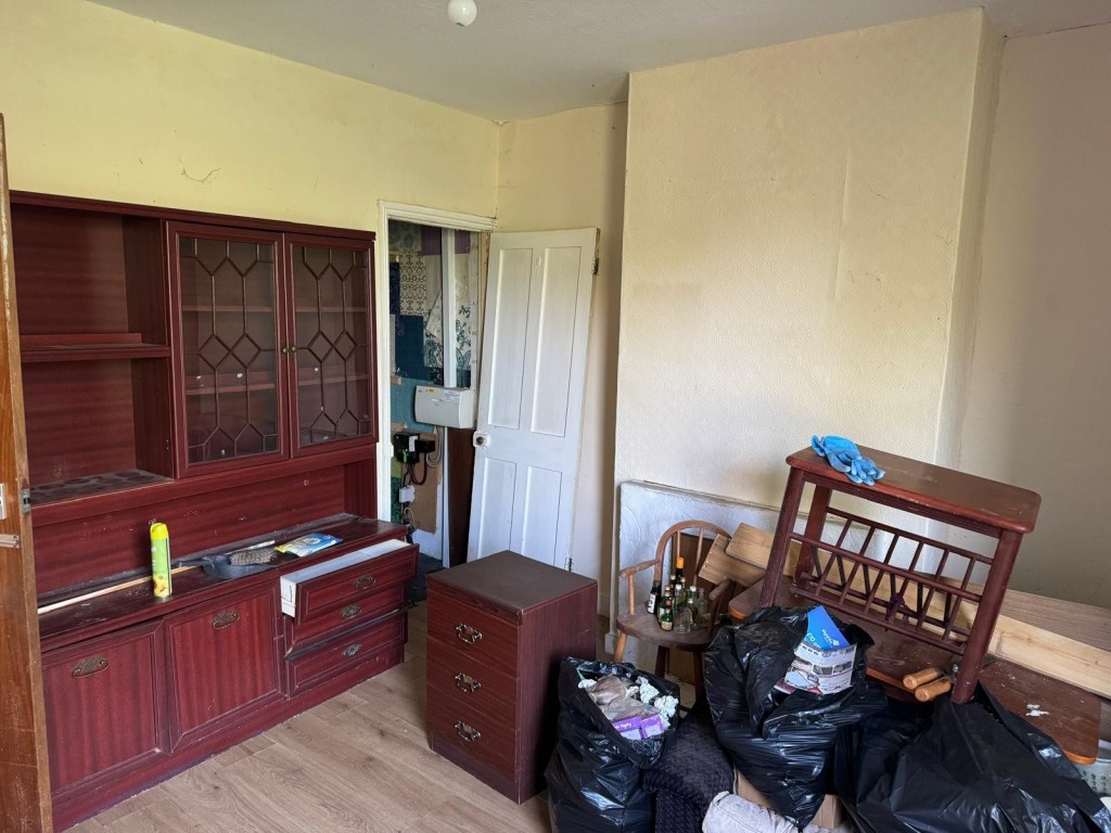 Lot: 141 - SEMI-DETACHED HOUSE FOR IMPROVEMENT - Alternate angle of the dining room